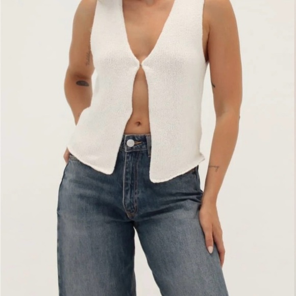 Elegant White Sleeveless Top - Picture 3 of 8